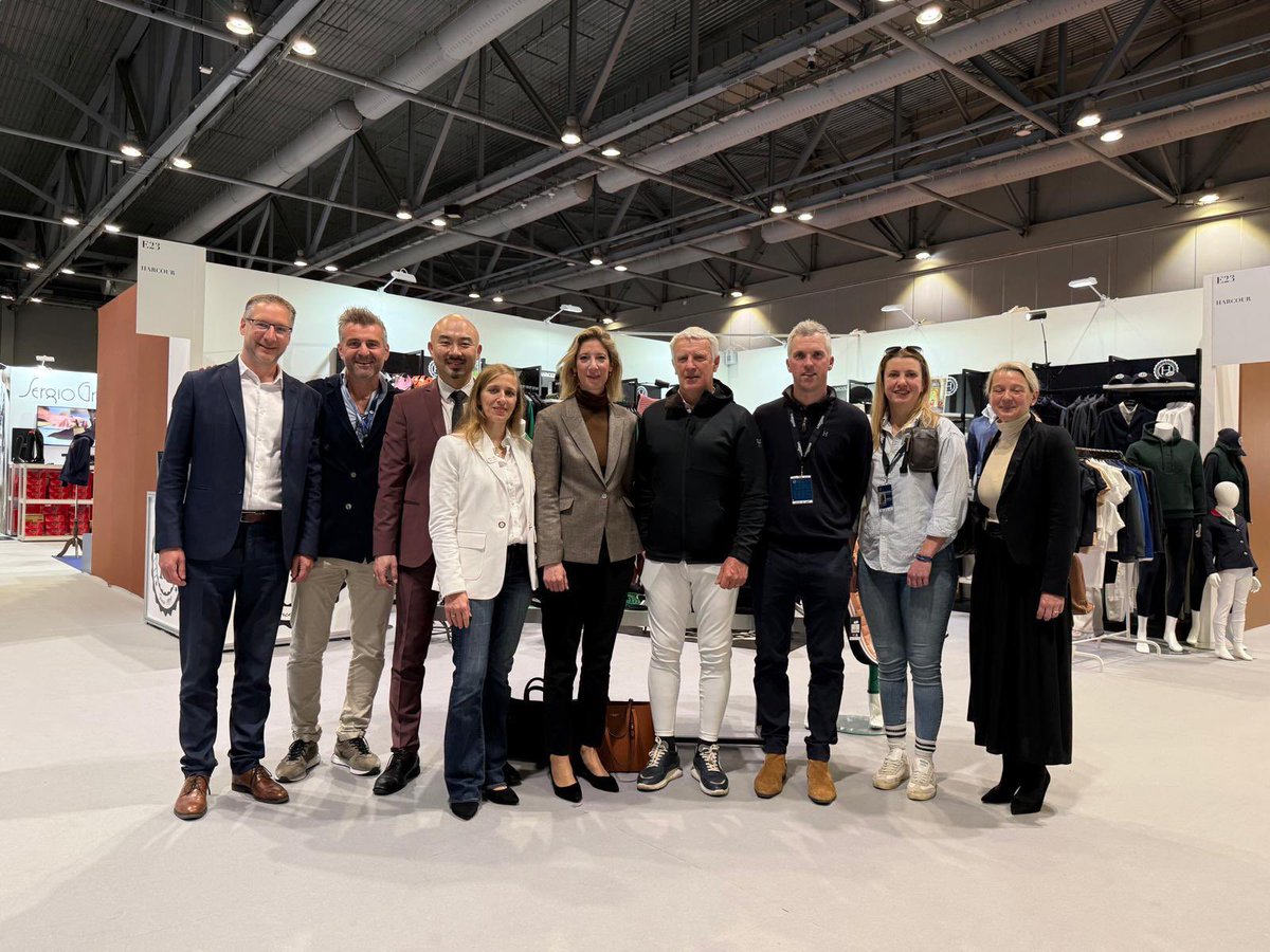ChristileDrulhe's tweet photo. Hong Kong International Horse Show🏇: félicitations à Roger Yves Bost, légende olympique de l’équitation française, pour sa 🏆et bravo à #Harcour, #Antarès, #Christofle, #JoelRobuchon & tous nos exposants qui font rayonner 🇫🇷, avec @BusinessFrance, @AtoutFrance et le Club sport! https://t.co/lUzQUmG6DJ