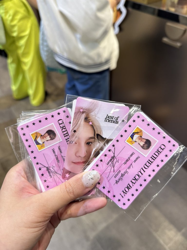 hey oomfs…. i am alive….. if ure at otw macau LMK ILL GIVE U FREEBIES #WayV_ONTHEWay_in_Macau