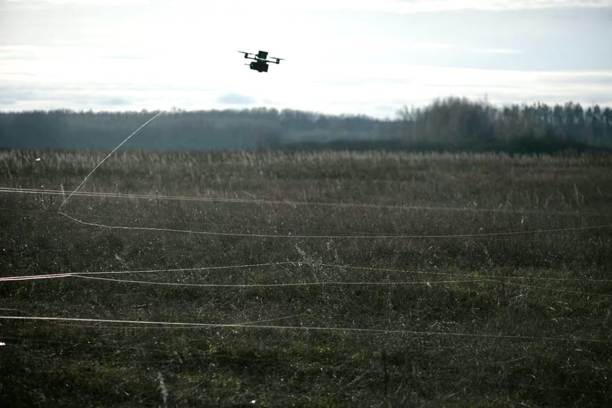 Why was Ukraine so far behind the Russians in committing to fiber optic FPVs?
A “Ukrainska Pravda” article explains that as EW jamming proliferated the Ukrainian Army decided to focus on machine vision, considering fiber FPVs too expensive.
1/