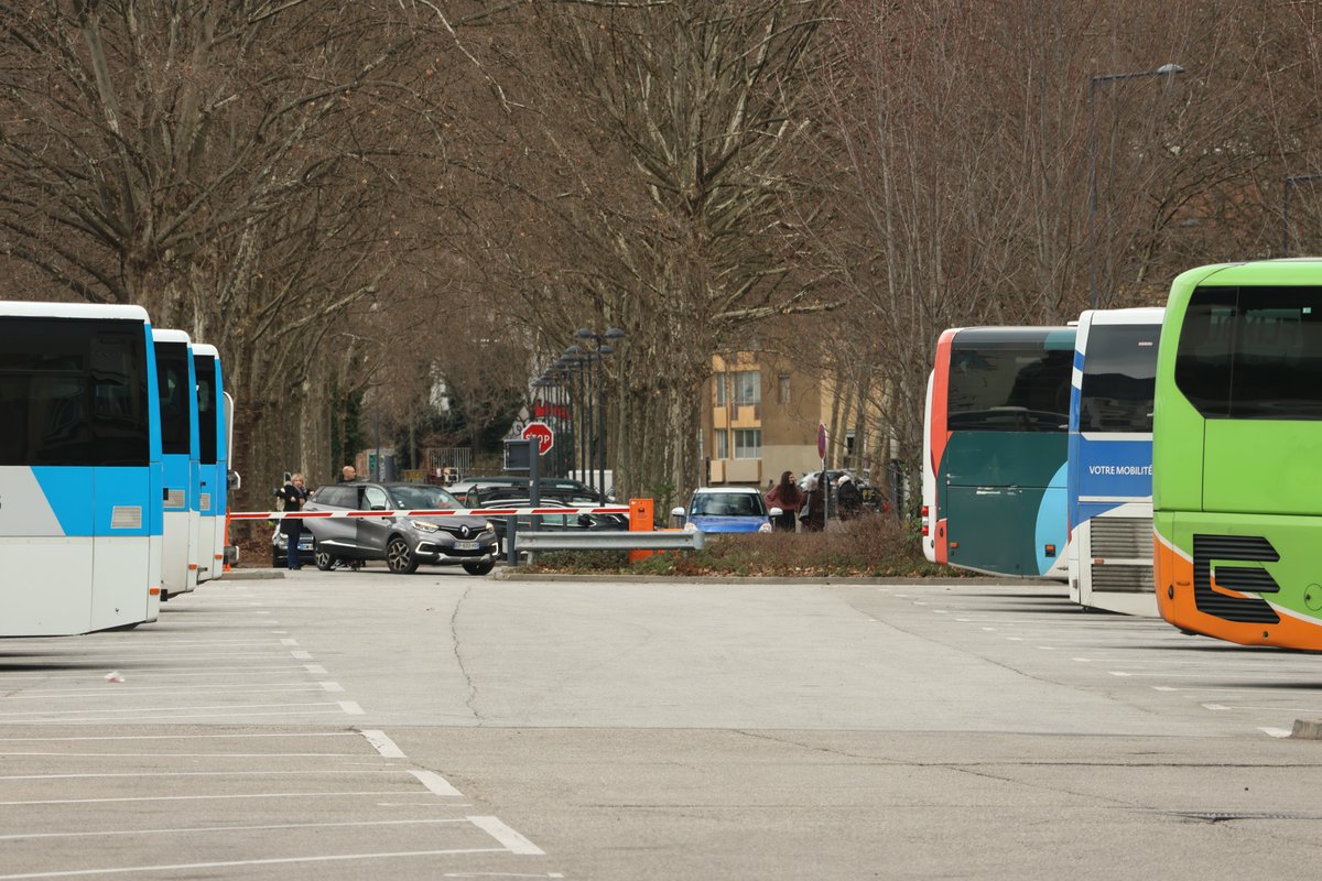 carconducteur's tweet photo. Un samedi comme les autres, toute l'année, à #Grenoble, les voitures peuvent prendre des sens interdits et bloquer l’accès à la #gare routière pour des milliers de passagers en #autocars... sous l'inaction de la #police municipale et en l'absence de vidéo #verbalisation 🤷♂️🤦♂️ https://t.co/6dp4EdAMHc