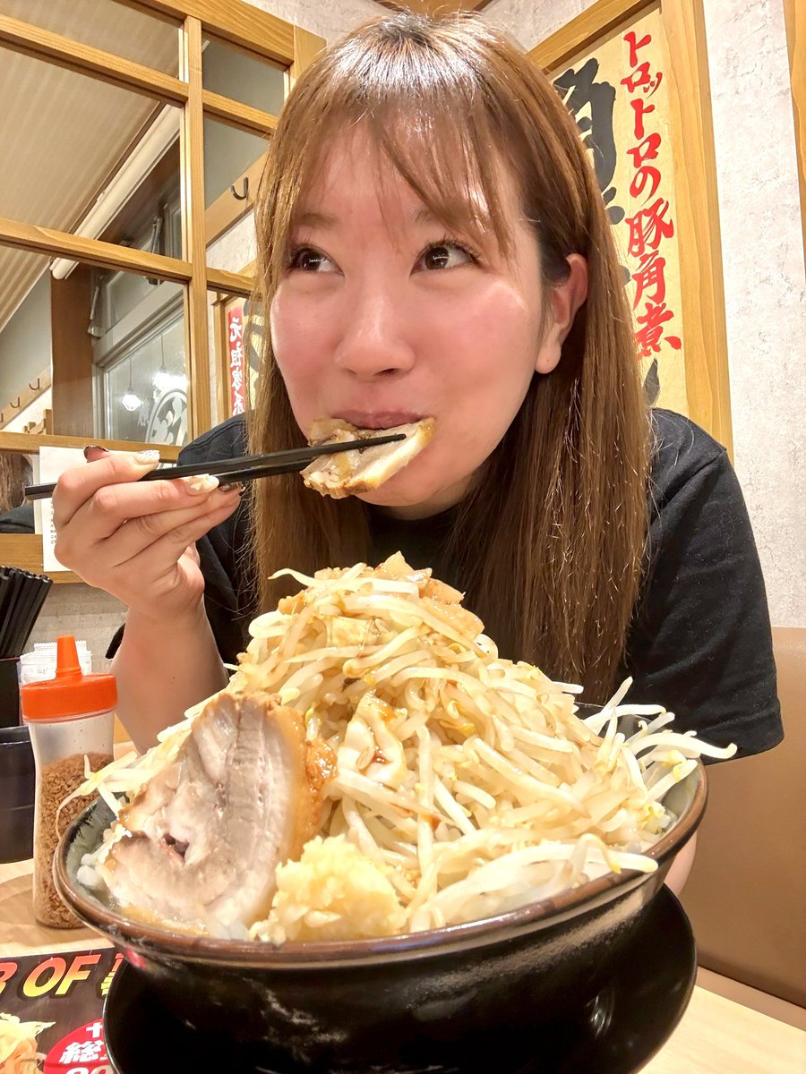 食べれば治ると思ってる24歳😏✌️

腕の勲章（青ﾀﾝ）治癒促進のため
ﾆﾝﾆｸ多め「○郎」風ﾗｰﾒﾝいただきます🧄