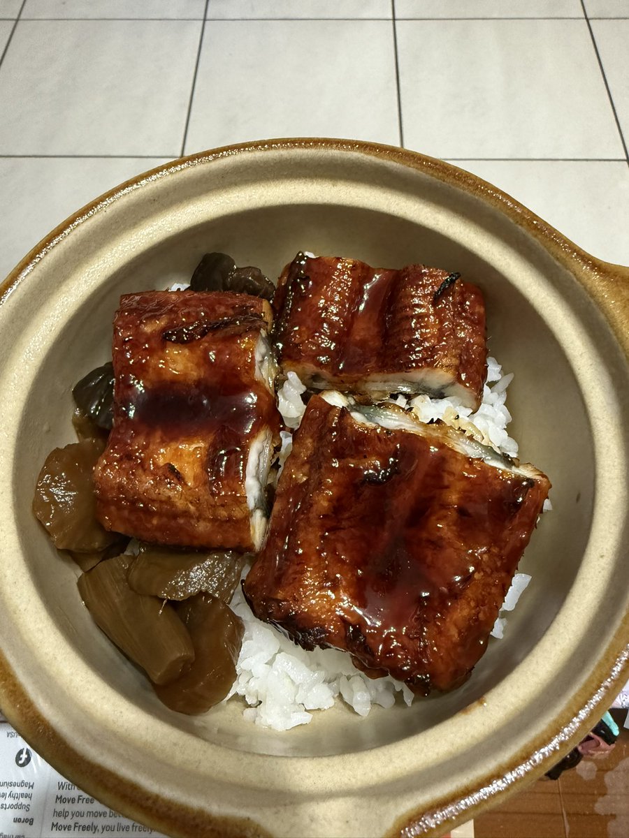 簡單吃個鰻魚丼飯⋯😋😋😋
