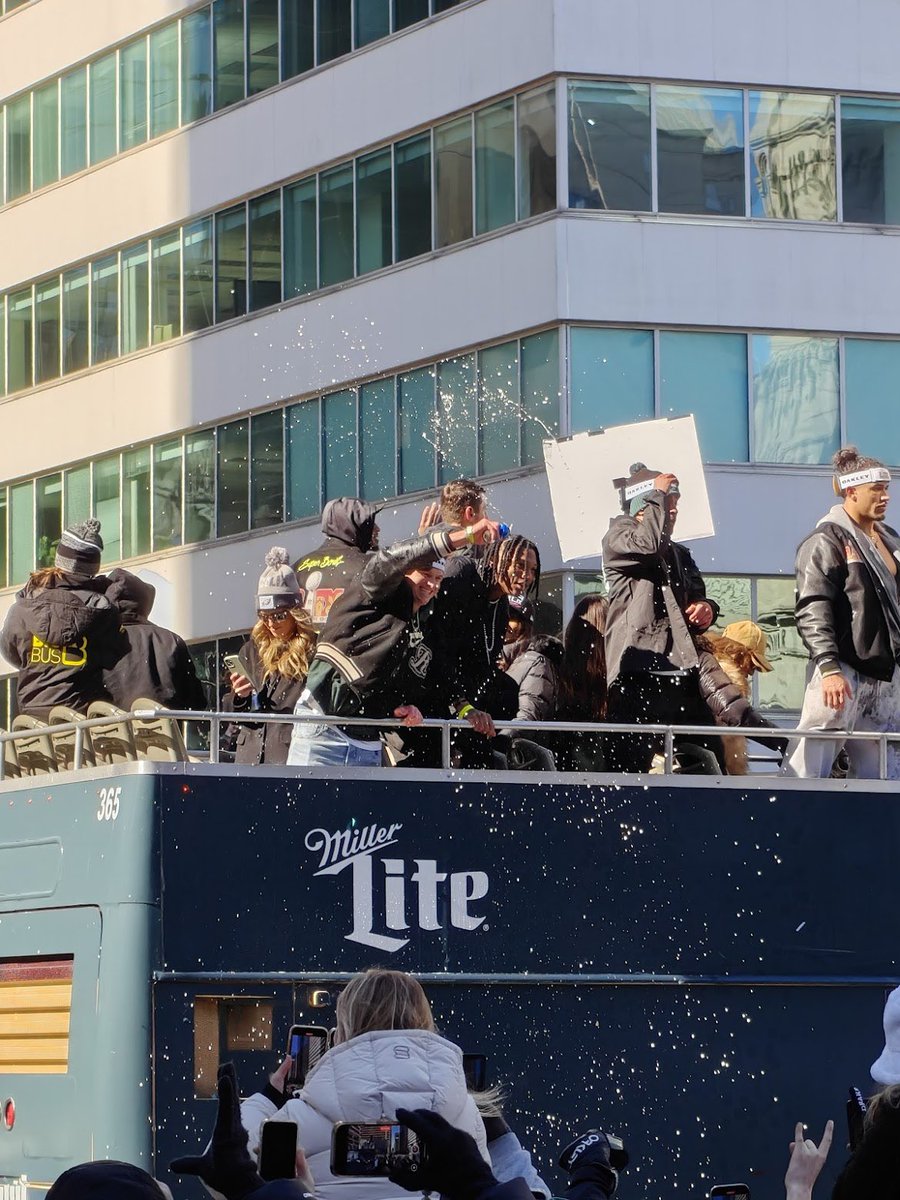 CoryPoper's tweet image. We had a parade down Broad… again 💚