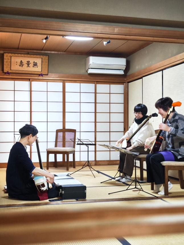 gendainosyami's tweet photo. 今日は4/19(土)演奏会に向けての合奏指導でした。レッスン見学に来られた方がなんとプロのカメラマンで、居残り自主練の写真を撮ってくれましたよ～☺️
そして今月から大阪教室も開講しました🎶関西方面の皆様、ぜひ見学にお越しくださいね😊 https://t.co/U00HjsoOLc