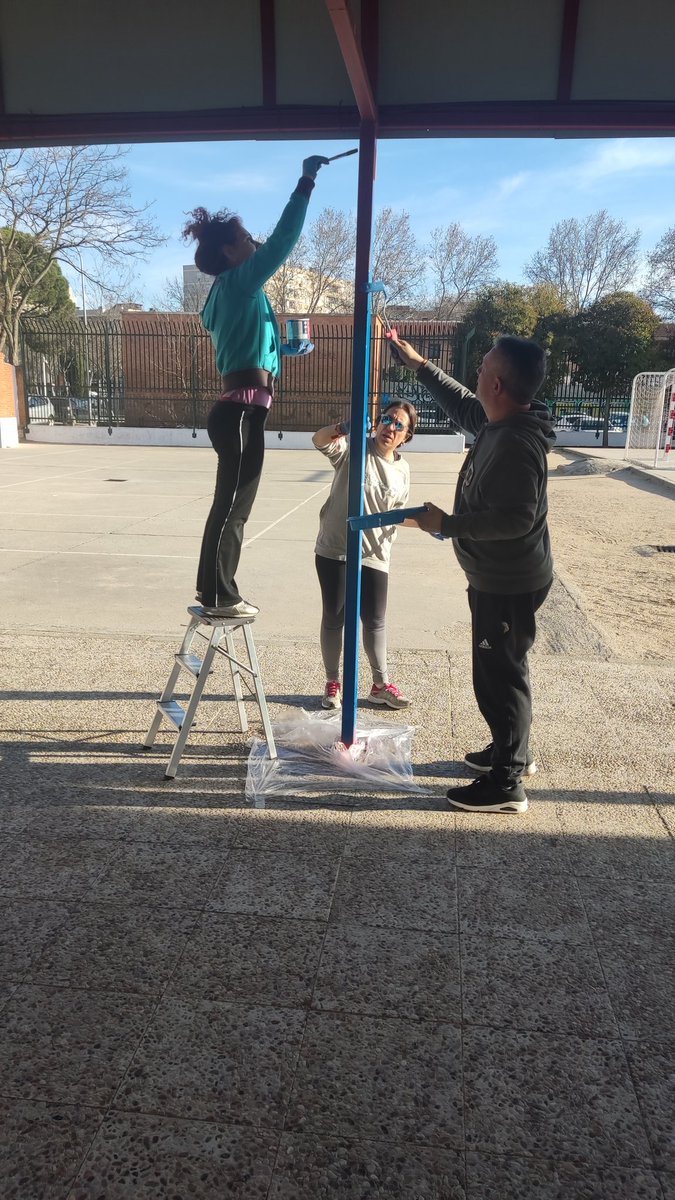 Ayer pasamos una jornada con padres, madres y profesores pintando y dejando nuestro colegio listo para la jornada de puertas abiertas. Nuestro cole mola!!! Gracias a los padres que pasaron un ratito con nosotras ayudando.