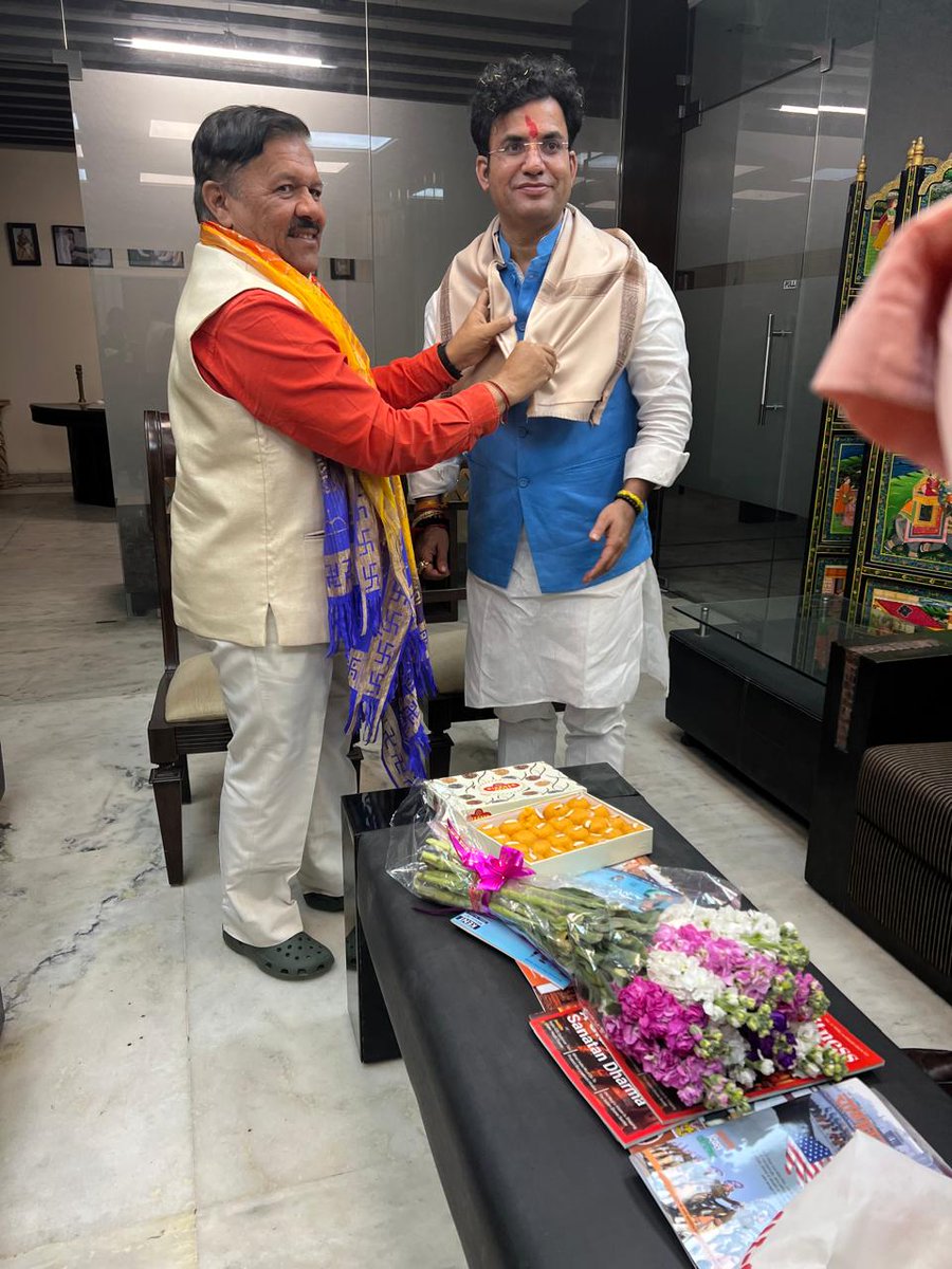 ShyamSJaju's tweet photo. पटपड़गंज के नव निर्वाचित विधायक श्री रविंदर सिंह नेगी मेरे निवास स्थान पर आकर शिष्टाचार मुलाकात किये।
इस अवसर पर उनका स्वागत किया और उन्हें शुभकामनाएं प्रेषित किया।
@ravinegi4bjp https://t.co/oqdKQ5DLwc