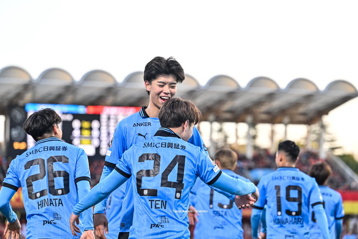 ikinikuishiro's tweet image. #川崎フロンターレ #宮城天 選手の得点後！
1：＃ファンウェルメスケルケン際 選手のハイタッチ祝福！
2：＃高井幸大 選手の身長差たっぷり祝福！
3：＃山内日向汰 選手＆ #河原創 選手からの祝福！
4：パインショット！