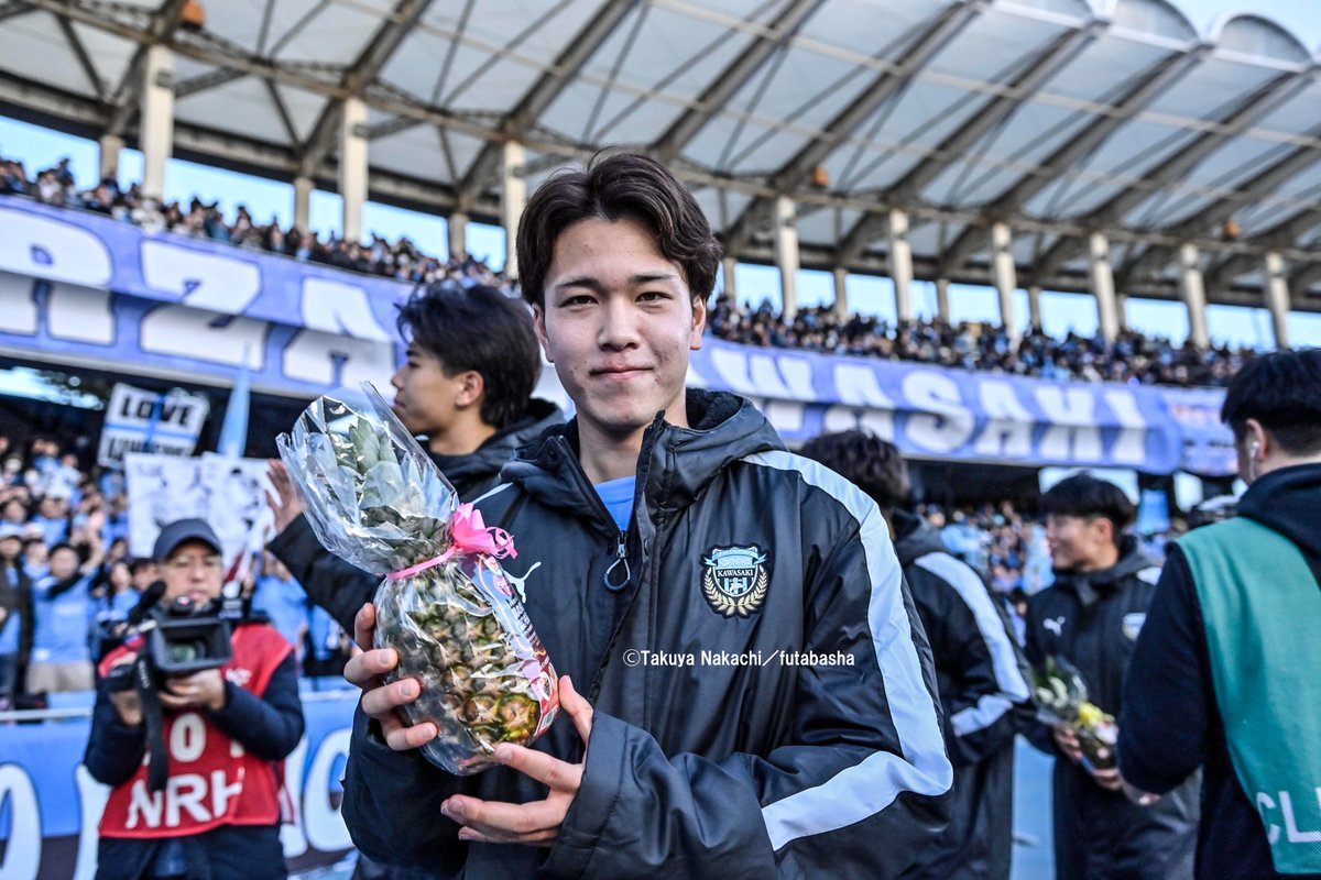ikinikuishiro's tweet image. #川崎フロンターレ #宮城天 選手の得点後！
1：＃ファンウェルメスケルケン際 選手のハイタッチ祝福！
2：＃高井幸大 選手の身長差たっぷり祝福！
3：＃山内日向汰 選手＆ #河原創 選手からの祝福！
4：パインショット！
