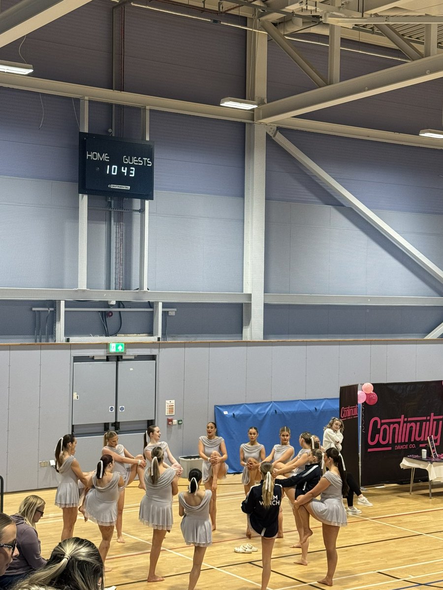 Our beautiful Contemp girlies warming up🤍