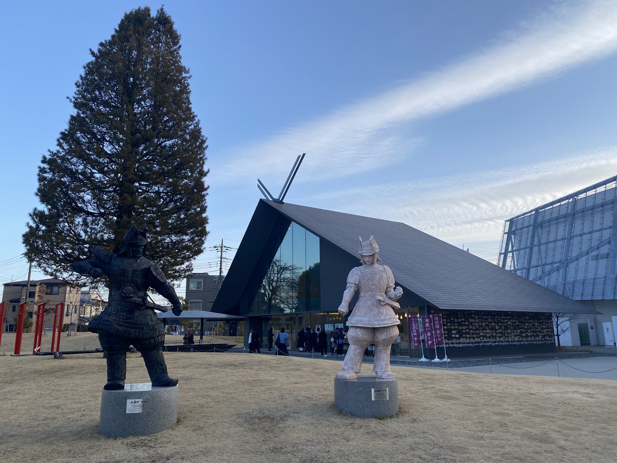 cmamshon's tweet image. 埼玉からの帰り道、行ってみたかった所沢の角川ミュージアムに立ち寄ってきました。
建物も面白いし、紅白にも出た本棚の部屋は圧巻！
敷地内に神社もあったので、お参り。
蛇の🐍切り絵の美しい御朱印があったので買ってしまった…💦
#行きたいところへ行く
#角川ミュージアム