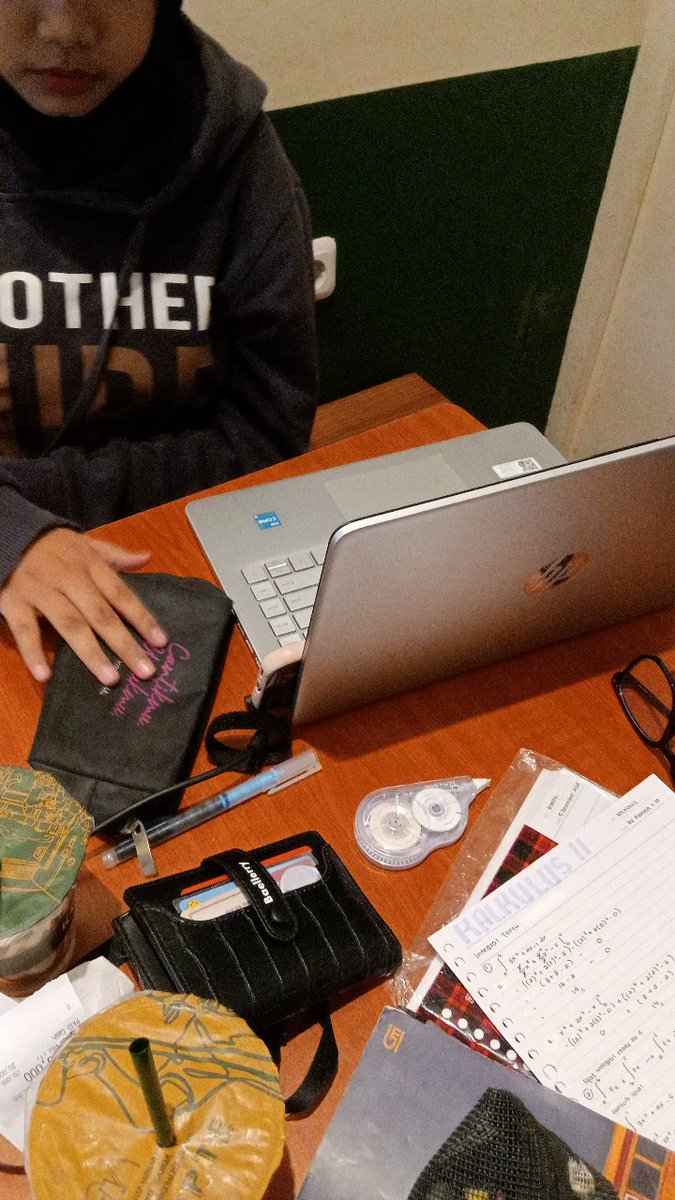 pinkiepearll's tweet image. #studydate yang diinginkan oleh permisa tapi aku sama rey dulu, nemenin anak ini nugas dan ikut pusing design matkulnya😵‍💫😼