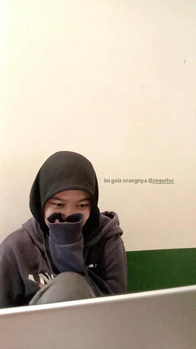 pinkiepearll's tweet image. #studydate yang diinginkan oleh permisa tapi aku sama rey dulu, nemenin anak ini nugas dan ikut pusing design matkulnya😵‍💫😼