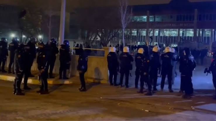 Halkın iradesi gasp edilemez!

AKP'nin kayyumlarına karşı zafer elde eden Van halkının iradesine yine kayyumlarla gölge düşürülmek isteniyor. 
#Van halkı yalnız değildir!

Halkın iradesini hukuksuzca hiçe sayan AKP rejimine karşı üniversitelerimizden Van'a mücadeleyi büyüteceğiz.