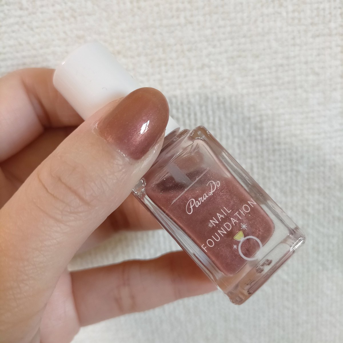 hachi_nail's tweet photo. このカラー私の肌色にとても綺麗に馴染んだ(と思う)
1、2年前の限定カラー

＃パラドゥ のネイルはシアー加減と乾く速さが絶妙で、テキトーに塗っても見栄えが良いので大好き 

RD01、オパールレッド
3度塗り
＃ネイルファンデーション https://t.co/YkPu45Tmmk