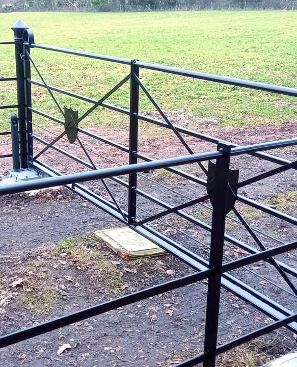 ttc_ironwork's tweet image. A close up of our automated gate from our installation in Coventry. 

Hand made to our clients specifications with shields as the central detailing. 

#gate
#metalgate