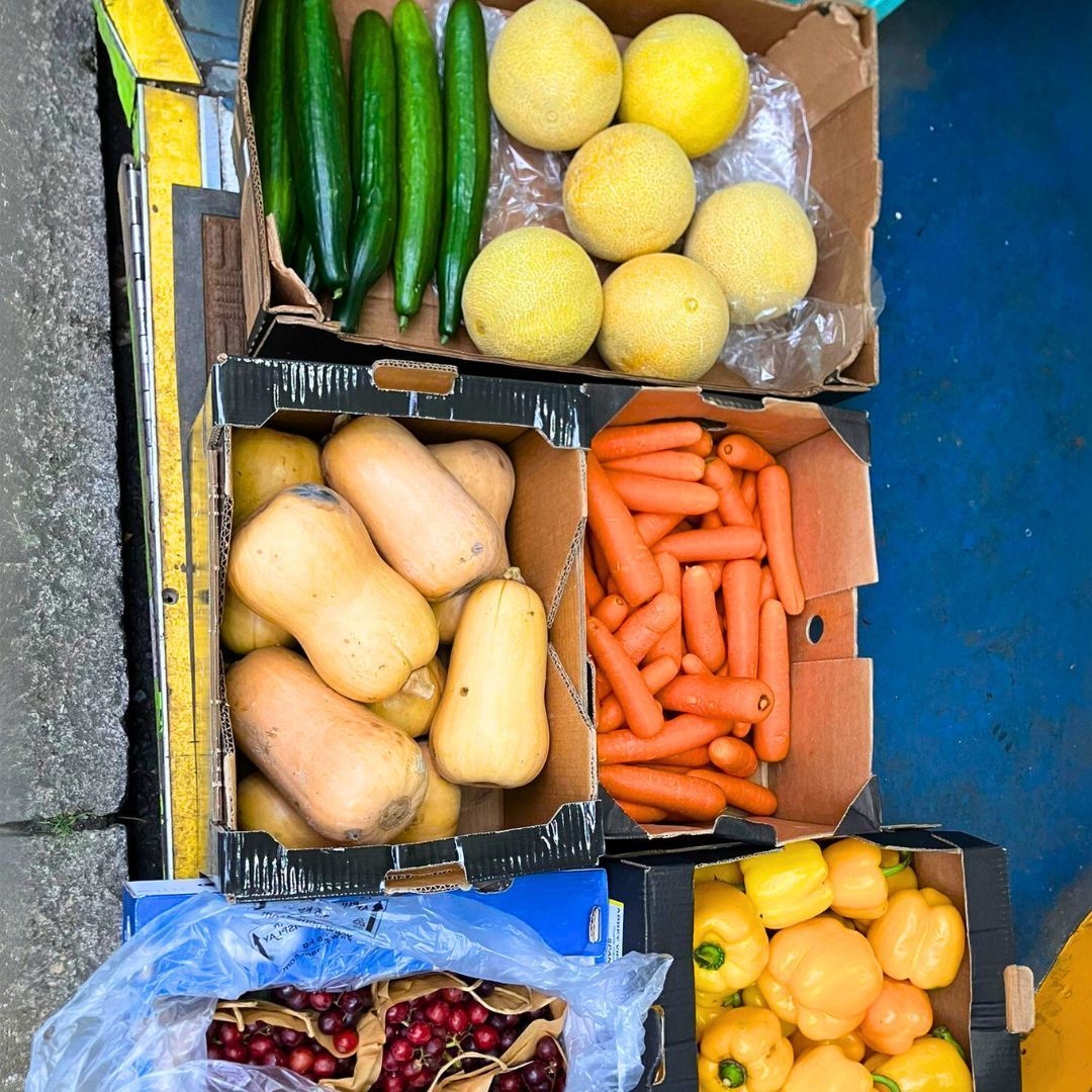 "Shout out to the amazing team at <a href="/StreetBox/">StreetBox</a> for delivering a lovely glut of fruit and veg every week! 🍎🥕 Thanks to StreetBox we're able to provide fresh fruit and snacks at every Playbus session and help families with a little extra support for food costs 🙏💚
#GivingBack"