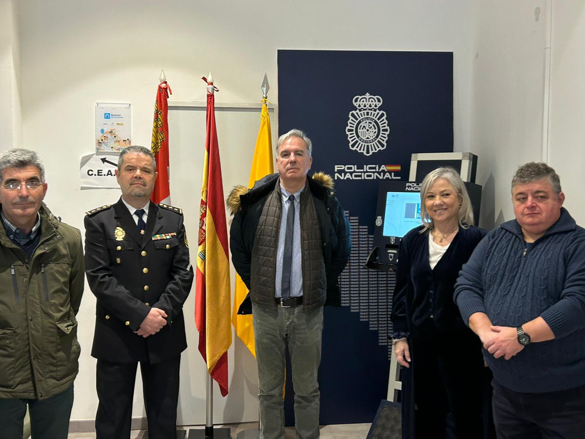 policia's tweet image. Los ayuntamientos de Aguilar de Campoo, Guardo, Cervera de Pisuerga y Saldaña (#Palencia) cuentan desde ayer con Puntos de Actualización de #Documentación (PADs) 

Estos terminales permiten cambiar las claves del #DNI y renovar los certificados de forma rápida y sin tener que…