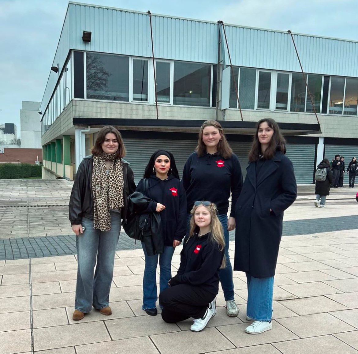 Nouvelle semaine chargée pour l’UNI : 
• Collages contre Macron et l’extrême-gauche.
• Tractages pour les élections et pour défendre nos valeurs.
• Vente de crêpes pour sauver la basilique de Fourvière. 

On ne lâche rien sur le terrain 🔴⚪️