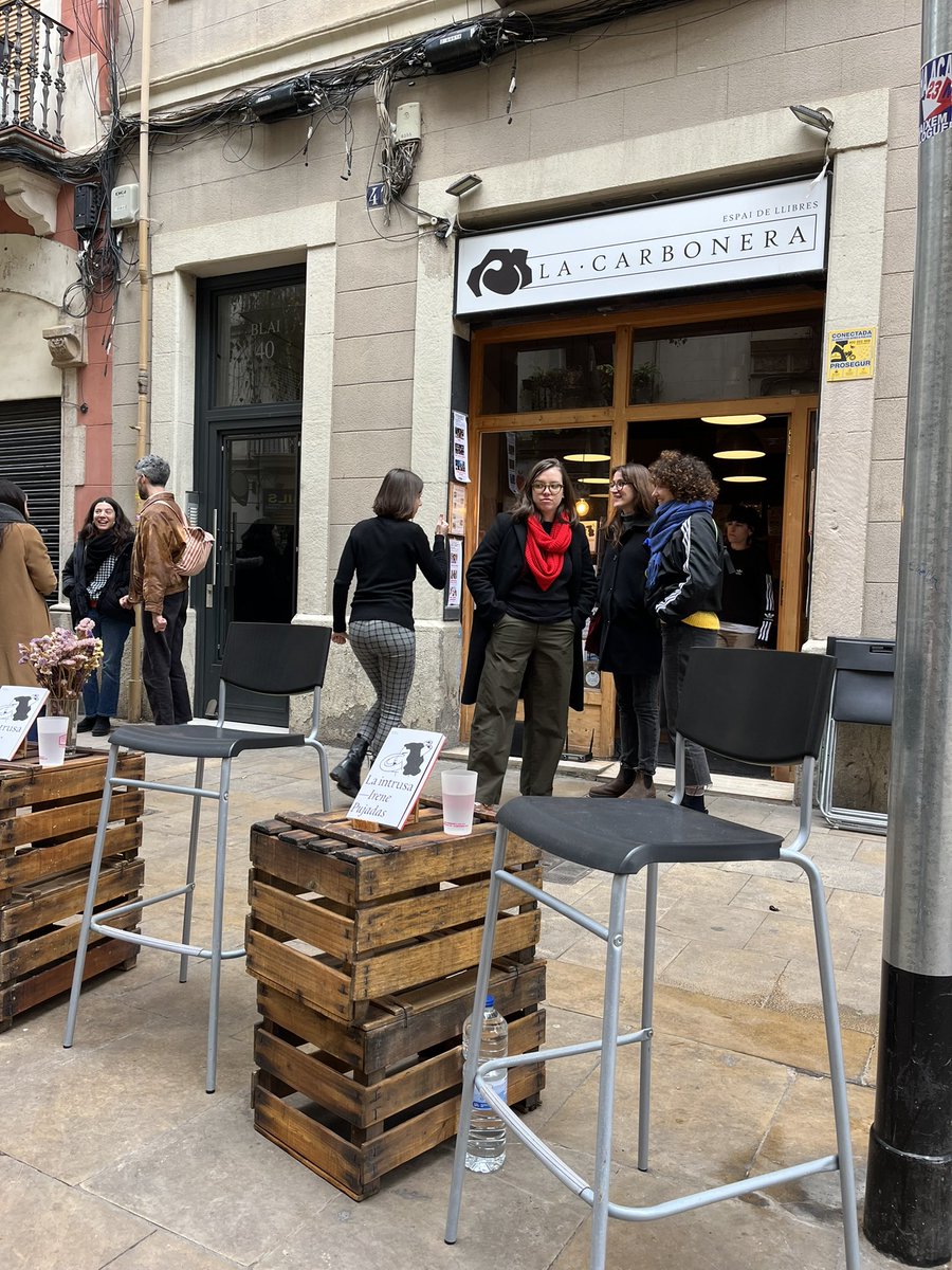Mariona Folguera Blasco🎗 (@marionafb4) on Twitter photo Tot i que fa un dia rúfol, el pla d’un vermut literari l’arreglarà. De segur!
Avui, a <a href="/_LaCarbonera/">La Carbonera Llibreria</a> per a escoltar la Irene Pujadas presentant la seva novel·la nova, «La intrusa» a <a href="/laltraedi/">L'Altra Editorial</a> 😍. #vermutliterari Tot i que fa un dia rúfol, el pla d’un vermut literari l’arreglarà. De segur!
Avui, a <a href="/_LaCarbonera/">La Carbonera Llibreria</a> per a escoltar la Irene Pujadas presentant la seva novel·la nova, «La intrusa» a <a href="/laltraedi/">L'Altra Editorial</a> 😍. #vermutliterari