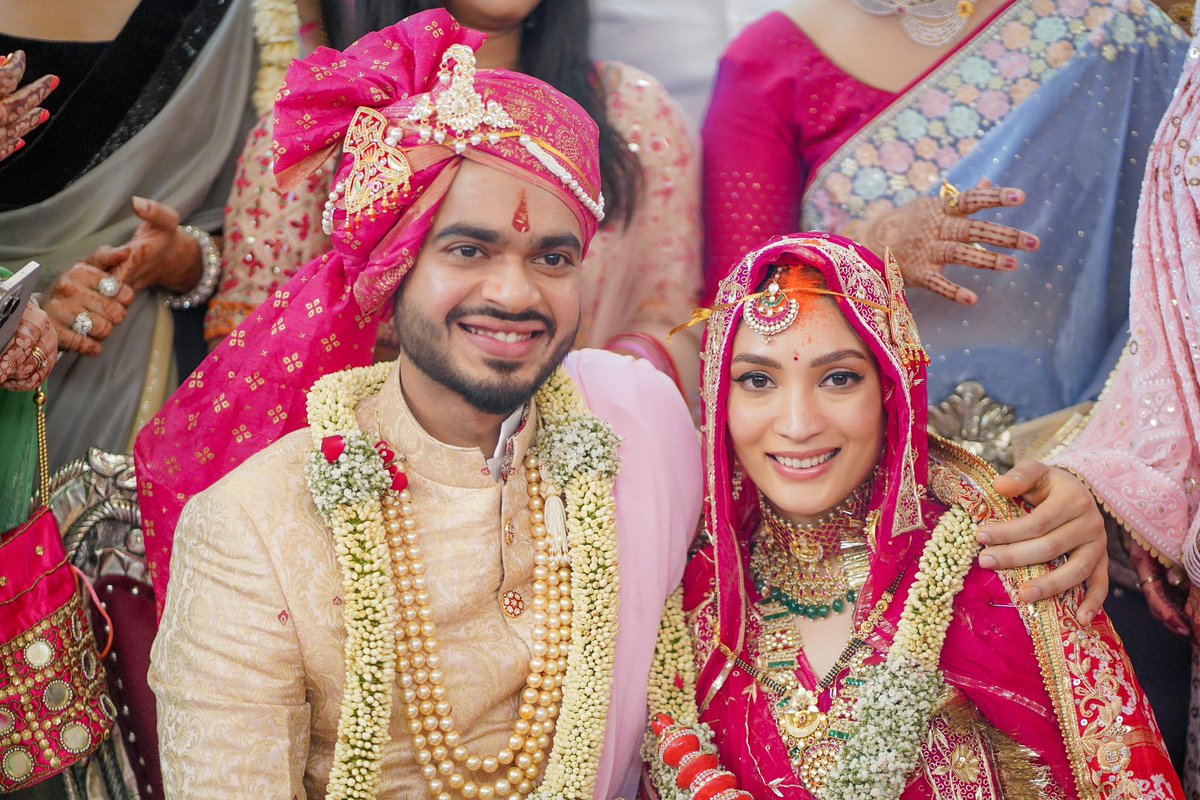 सनातन परंपरा में सोलह संस्कारों में से एक महत्वपूर्ण संस्कार है विवाह, दो आत्माओं का पवित्र मिलन है। यह एक सामाजिक बंधन के साथ साथ जीवन के चार प्रमुख पुरूषार्थों की पूर्ति का मार्ग भी है।

आज मेरे बेटे कुणाल और बेटी रिद्धि ने विधिवत् वैवाहिक जीवन में प्रवेश किया, अग्नि को साक्षी