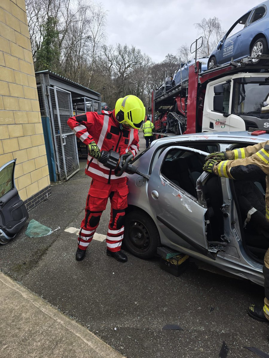 MEDSERVEWales's tweet photo. This week has seen a number of our team attending familiarisation sessions with @sw_fire_and_rescue . We are extremely grateful to SWFRS for providing this opportunity to our newest cohort of #VolunteerMedics. https://t.co/zYSBH33ANR