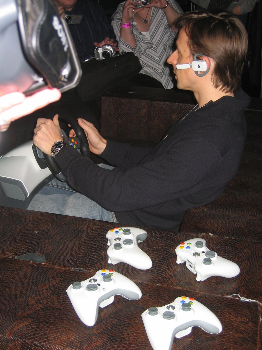 SnakeX's tweet photo. Go en 2007 ! Nouvel opus du #GameWithFame avec @XboxFR ! Cette fois c'est #MartinSolveig qui nous fait l'honneur d'être là pour quelques parties de #Xbox360. Ces soirées où tu rencontrais tous les copains du JV. https://t.co/7Cj6UQuyG0