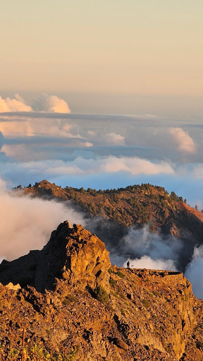 ViajarCamper's tweet photo. ��️ Desde el mirador, hice la ruta GR-131 para llegar al Roque a pie y ver la puesta de sol. 🌅 Fue una caminata increíble. Desde arriba, el Teide es visible y el mar de nubes es impresionante. ¡Te deja sin palabras!
#Ruta131 #PuestaDeSol #Senderismo #Teide #VistasDeLaPalma
4/6 https://t.co/yKd7PY3JOK