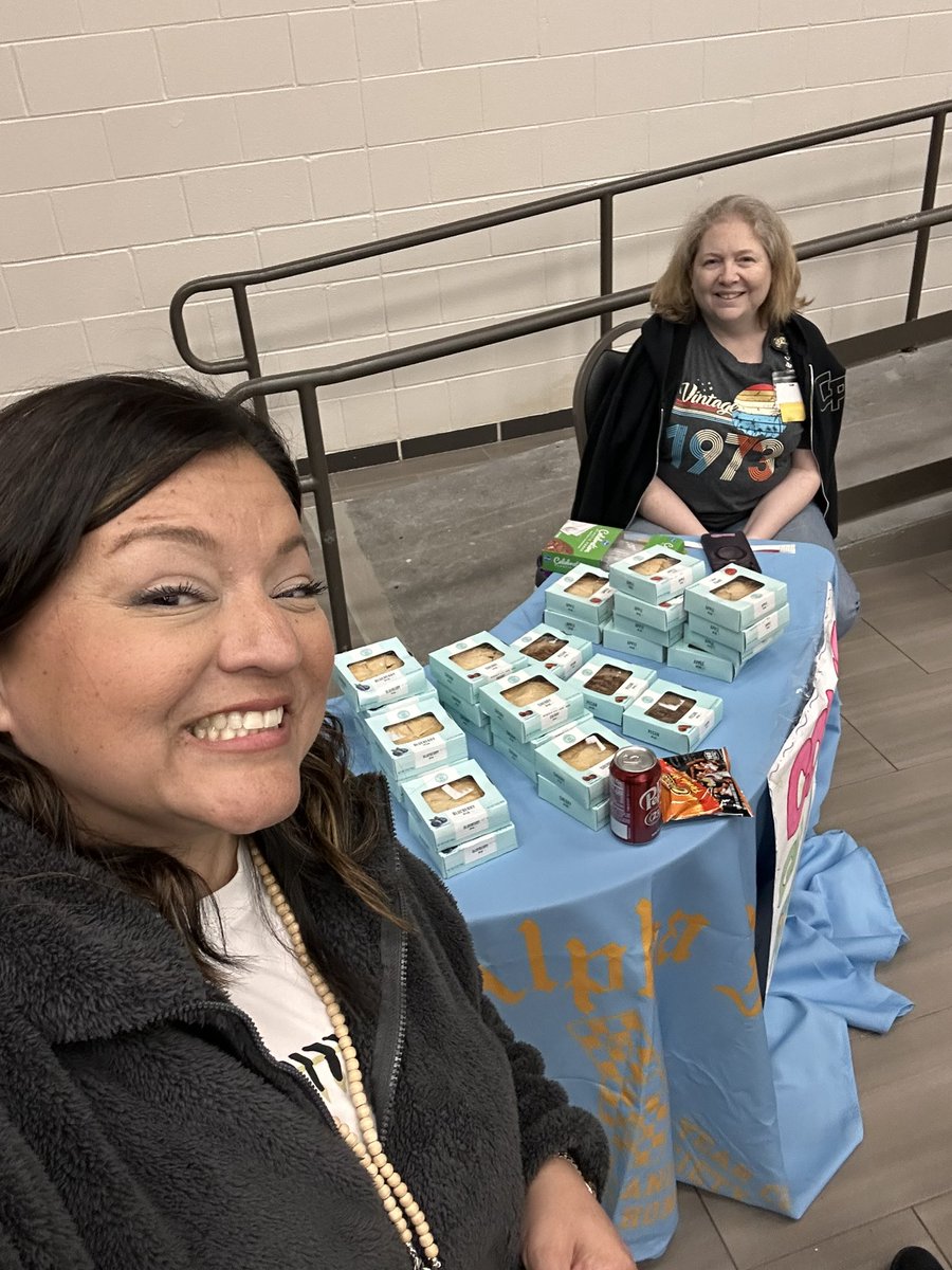 mrs_romanelli's tweet photo. Loved seeing so many @CypressParkHS teachers, staff and their families supporting and having a blast on a chilly February night!! #TigerFest https://t.co/Yovk8Mrcd6