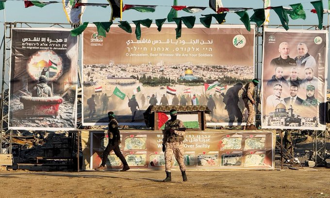 AbayomiAhmed00's tweet image. Flags of multiple Arab nations flew high, showing regional backing for Palestine and its resistance. Yemen, Iraq, Egypt, Lebanon, Algeria, and Jordan’s flags stood as a testament to a shared stance. #ArabUnity #ResistancePlatform #MiddleEastPolitics #PalestineStruggle
