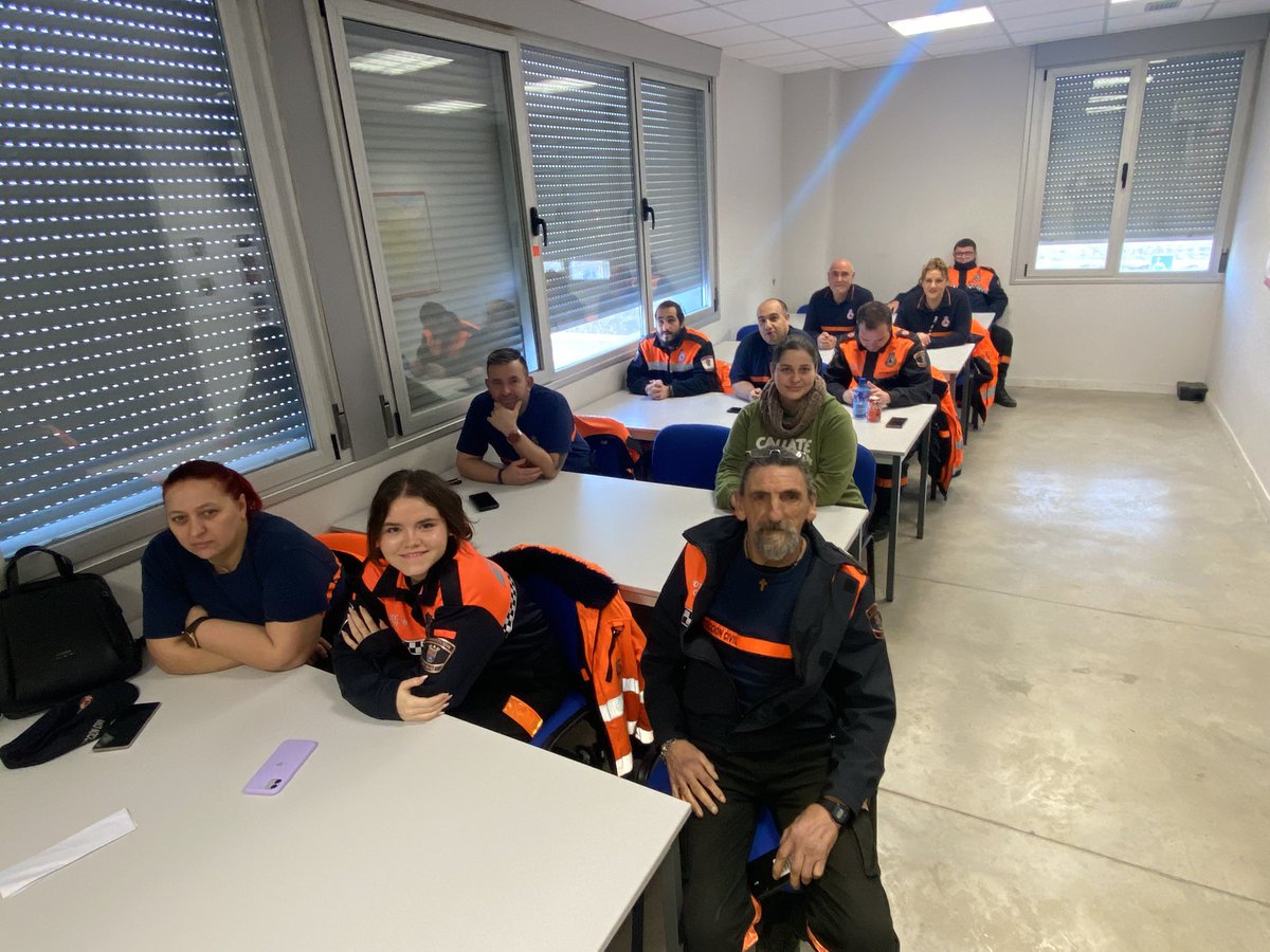 ProteMilagro's tweet photo. Curso de preparación de las #javieradas2025 con formación sobre atención con ampollas y montaje y desmontaje de carpas de hospital. 
#FamiliaNaranja #LasProtesCuentan #ANAV #formadossomosmejores #javieradas https://t.co/JTO234V1M2