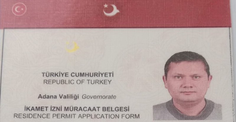 Uyghur_Report's tweet photo. Adana’da bir Uygur Türkü gözaltına alındı, sınır dışı tehdidiyle karşı karşıya!

2017’den beri Adana’da yaşayan Uygur Türkü İlham Ömercan 7 Şubat 2025’te ikamet izni başvuru sonucunu öğrenmek için gittiği Adana İl Göç İdaresi Müdürlüğü’nde, başvurusunun reddedildiğini öğrendi. Yetkililer tarafından gözaltına alınan Ömercan, yabancıları geri gönderme merkezine götürüldü. Ömercan’ın sınır dışı edilme tehlikesi bulunuyor.