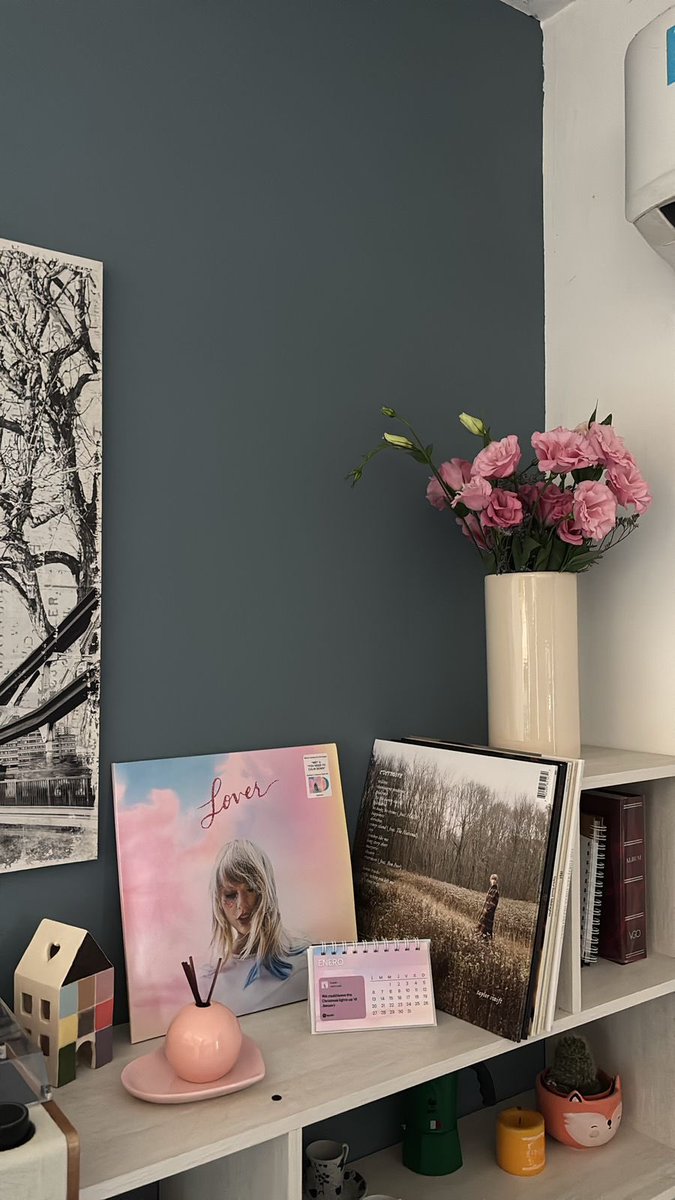 beluatconcerts's tweet photo. mi novio me regaló un calendario de taylor y me regala flores en base al color del mes del calendario 🥺💘 https://t.co/KI9fnc94UY