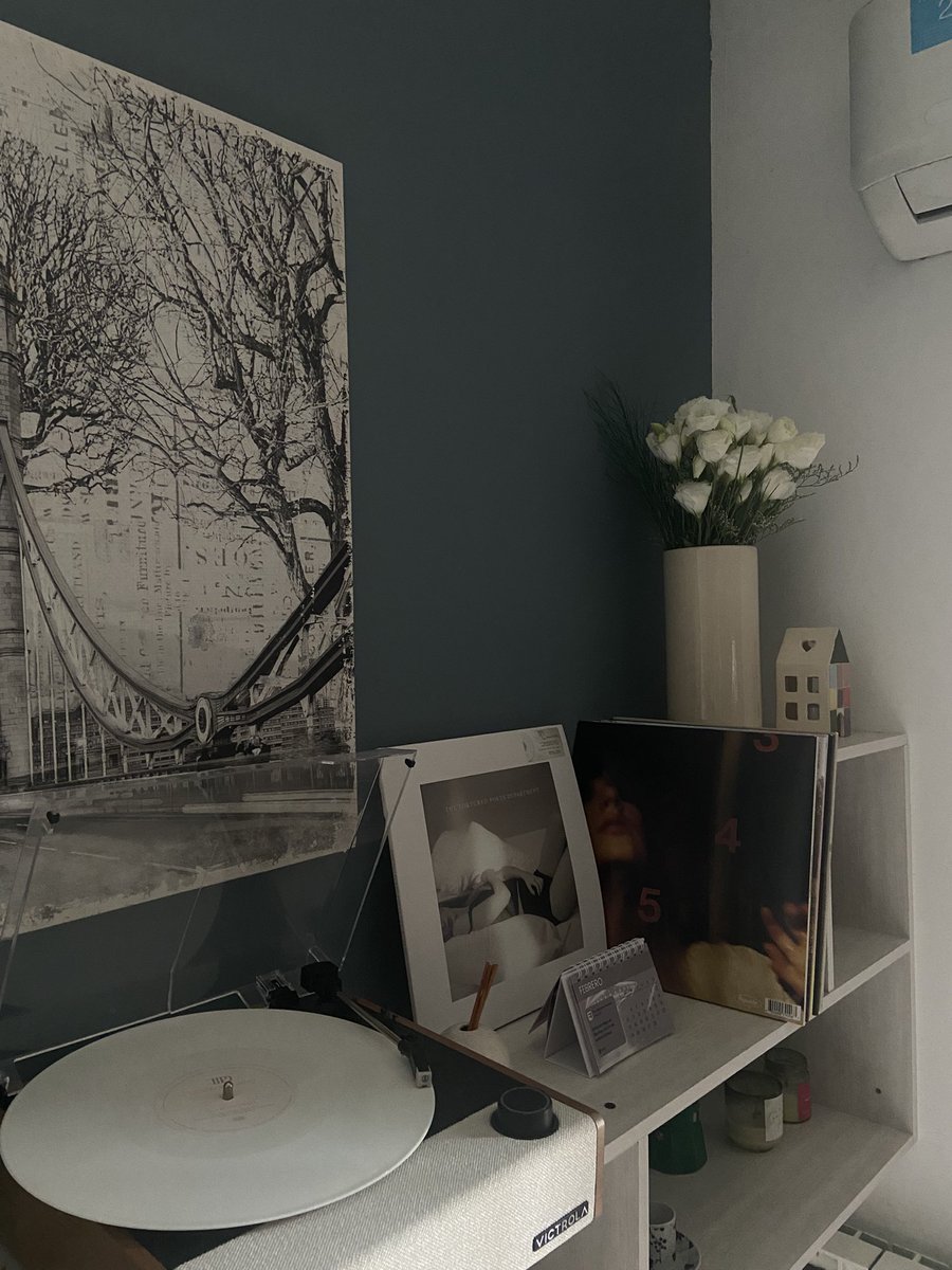 beluatconcerts's tweet photo. mi novio me regaló un calendario de taylor y me regala flores en base al color del mes del calendario 🥺💘 https://t.co/KI9fnc94UY