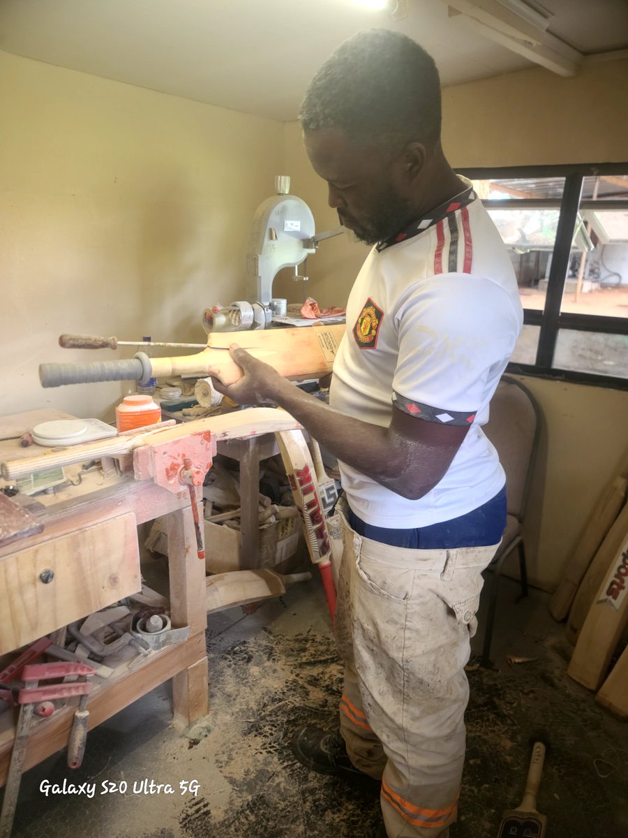 Can Brian Bennett score back-to-back hundreds tomorrow? He broke his bat whilst batting and the bat doctor <a href="/NeverLundu1/">Bat doc PHD🇿🇼</a> has repaired it&amp;it's good for another 💯 Let's come in our thousands&amp;see Bennett's bat hit the ball very far. We are counting on u to seal the series tomorrow.