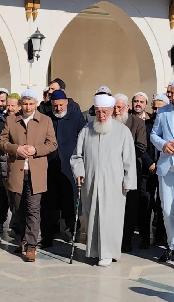 Allah bu ümmeti (veya Muhammed'in ümmetini)
dalalette birlestirmez.
Allah'in eli cemaatin üzerinedir.
Cemaatten ayrilan atese ayrilmis olur.
Hadis i Serif Tirmizi…