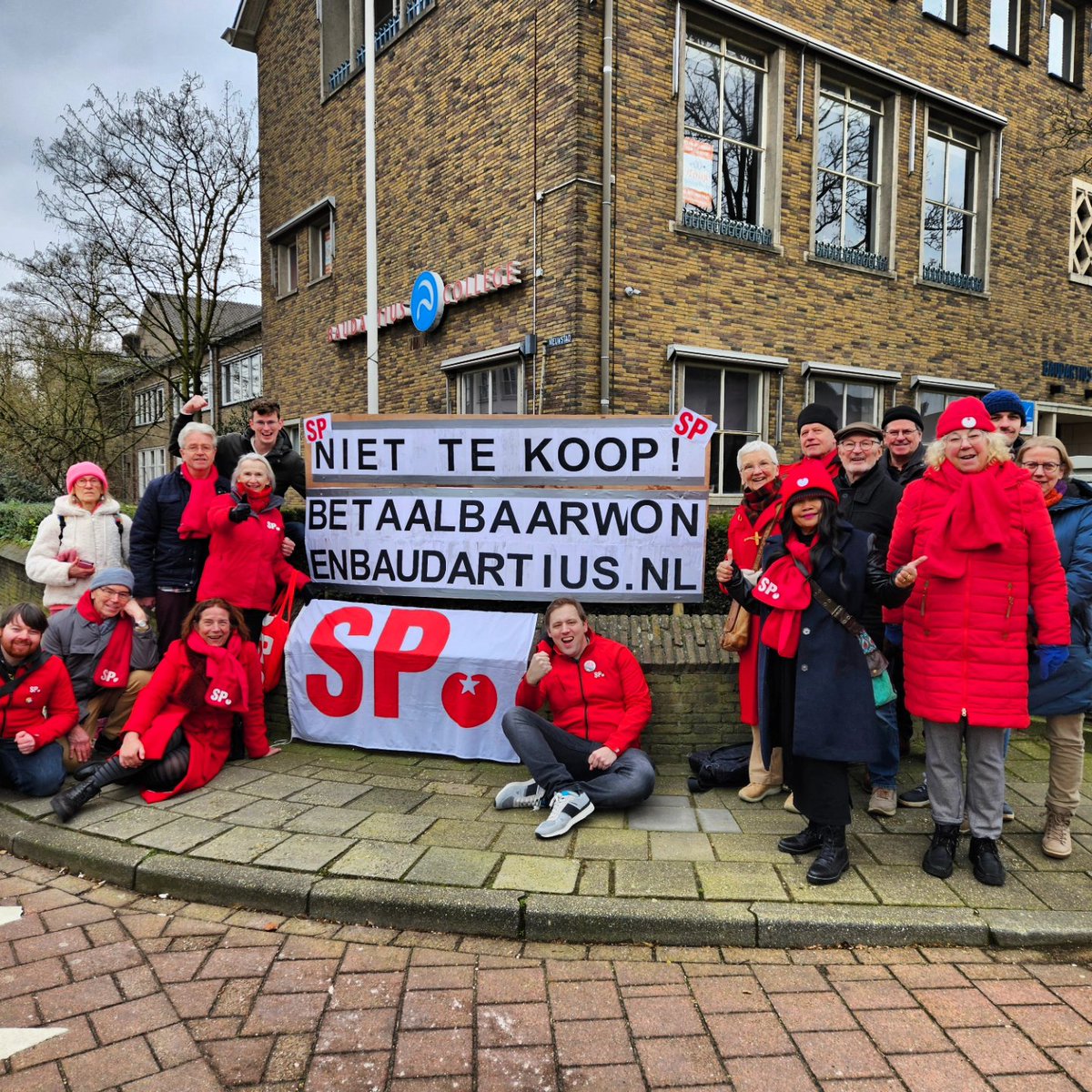Ons Baudartius in handen van Zutphenaren, niet in handen van vastgoedbazen.

De SP is een petitie gestart om in het voormalige Baudartiusgebouw betaalbare huurwoningen te bouwen om het tekort aan huizen aan te pakken.

🏡 Steun jij dit plan?betaalbaarwonenbaudartius.nl