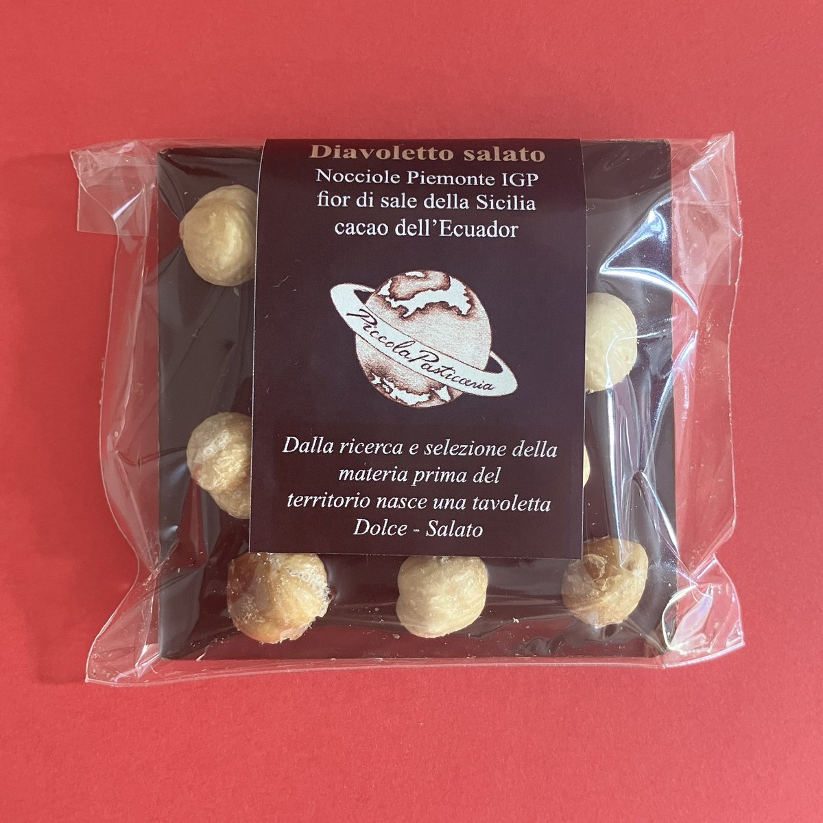 chocogakari's tweet image. 見た目は地味かもしれませんがこちらは隠れた名品(隠れてないけど)
ディアボレッティサラート
塩味のついたヘーゼルナッツがダークチョコにごろごろと乗っています。あけたら最後、ぜんぶ食べちゃいます🍫