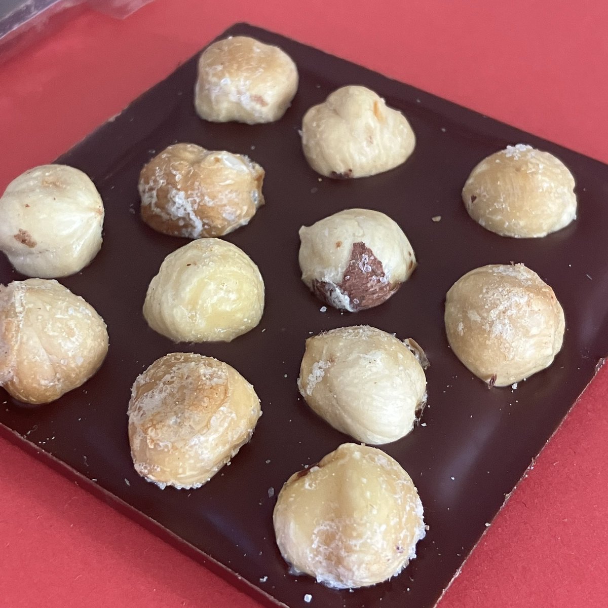 chocogakari's tweet image. 見た目は地味かもしれませんがこちらは隠れた名品(隠れてないけど)
ディアボレッティサラート
塩味のついたヘーゼルナッツがダークチョコにごろごろと乗っています。あけたら最後、ぜんぶ食べちゃいます🍫