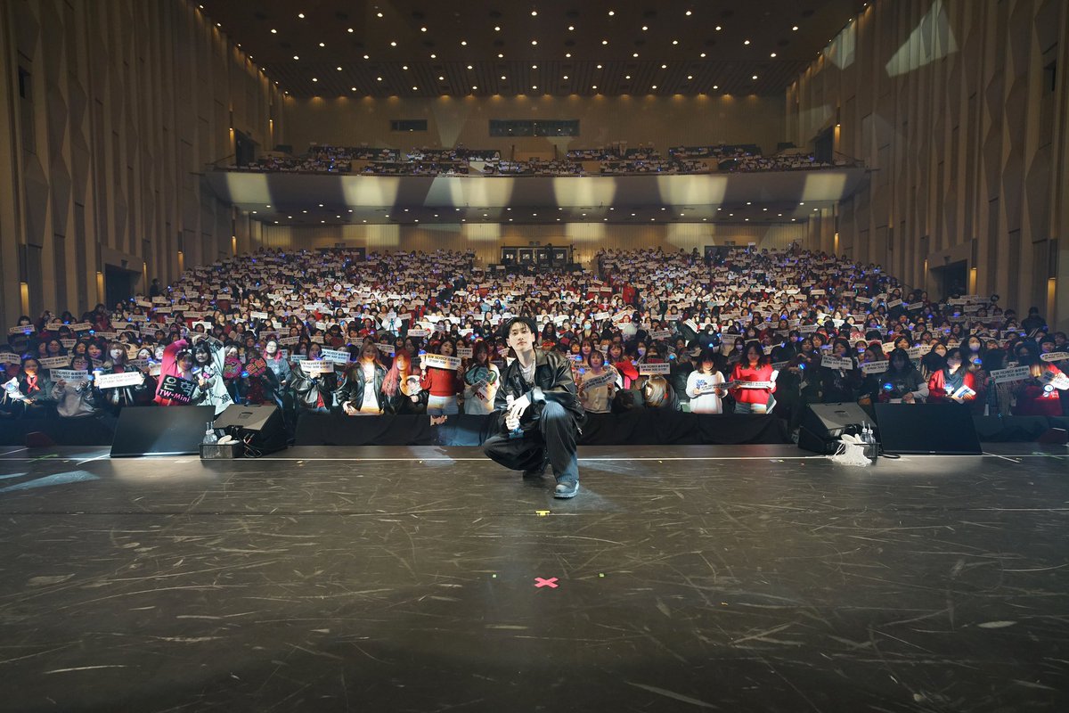 makimakielf's tweet photo. 2025.2.15
未だかつてこんなに皆が写真撮影に間に合っていないツアー写真てあっただろうか🤣w
ヒョクちゃん🐰にとって初のソロコン🎶
そしてせっかくの初日なのに正直悲しい😢
#ウニョク_静岡_デビューツアー
#LimitlessTime https://t.co/8OrTSw8y2J