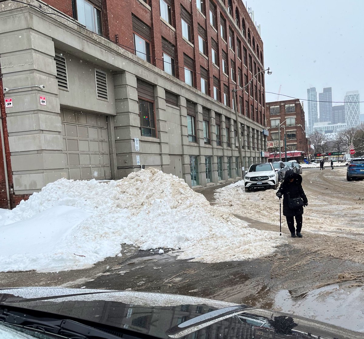 #Toronto, get ready for another round of snow. We are expecting 15-30cm by Sunday morning. 
Remember to clear your car before driving it and clear the sidewalk for everyone’s safety.
<a href="/TorontoPolice/">Toronto Police</a> <a href="/TPS14Div/">14 Division🇨🇦🚔</a>