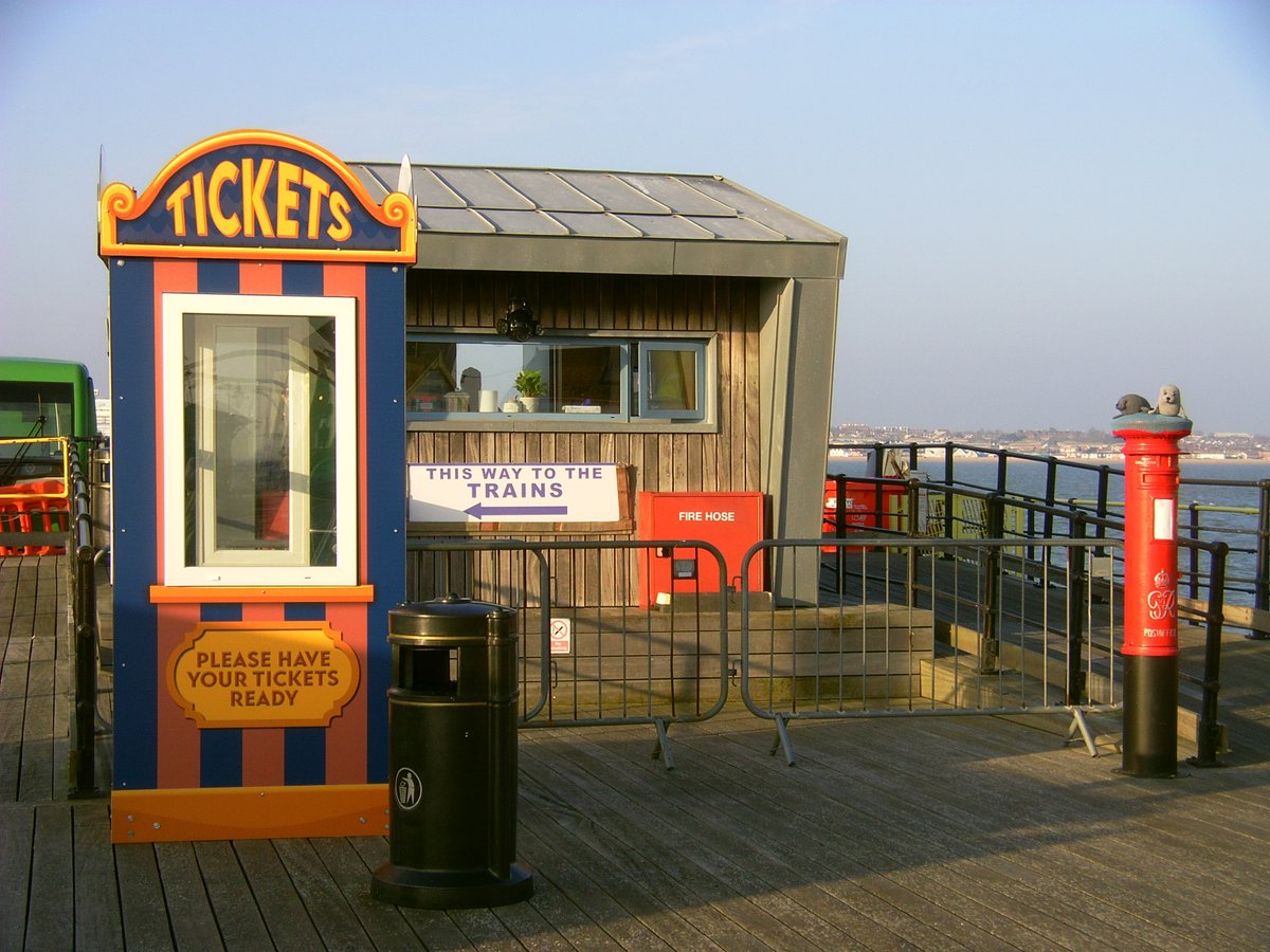 Alison02315173's tweet image. Happy #PostboxSaturday! Here is the slender postbox (not in use) at the end of #southendpier, with two seals on top. 📮🦭