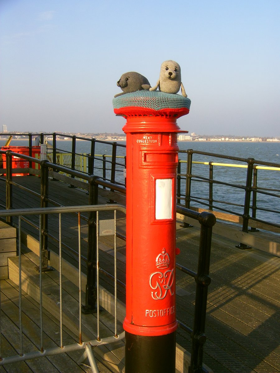 Alison02315173's tweet image. Happy #PostboxSaturday! Here is the slender postbox (not in use) at the end of #southendpier, with two seals on top. 📮🦭
