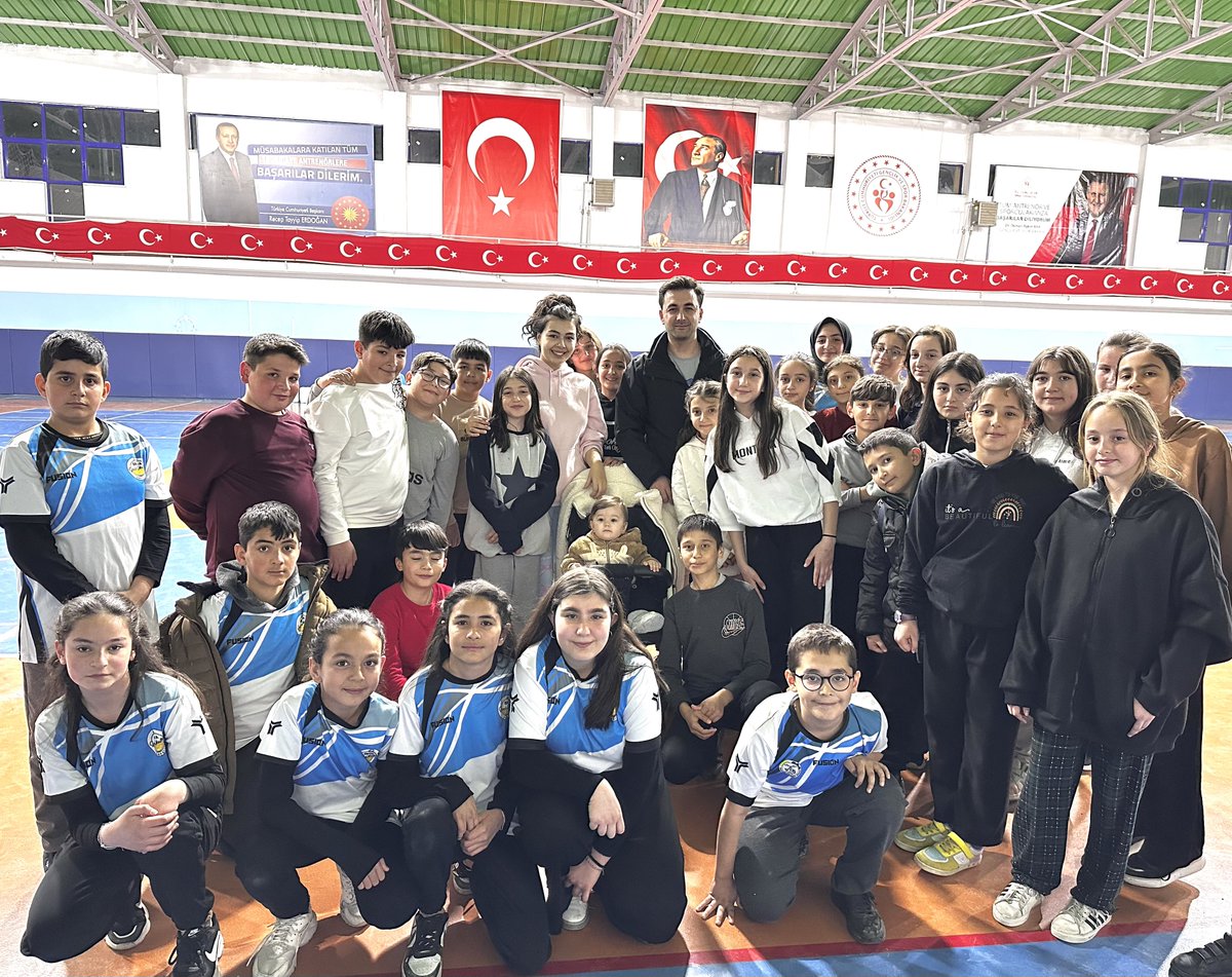 Yahyalı Erva Spor Okulu’nun en küçük üyesi Asya Begüm de antrenmanda 🏏🏅🏐