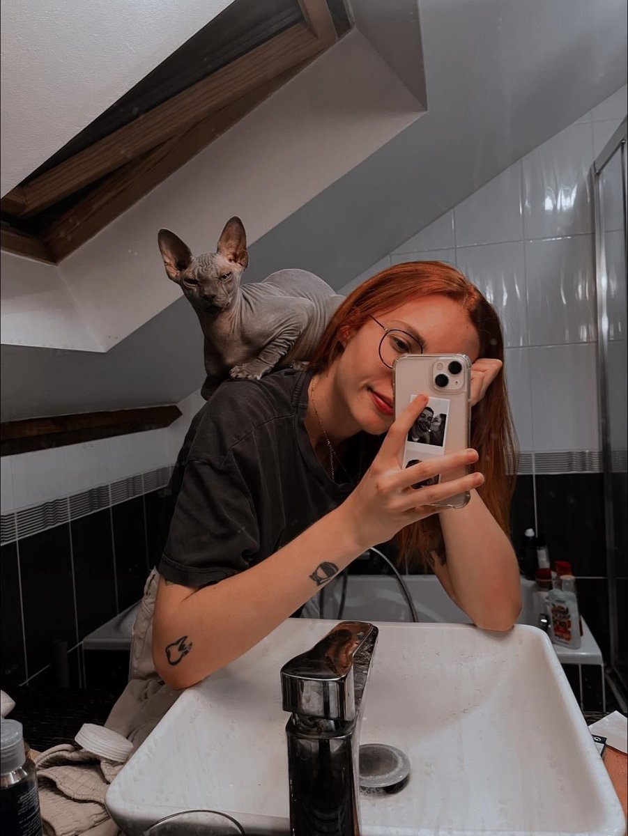 Salut c’est Simon le bébé de Vegolas la bg. C’est mon compte Twitter pour vous montrer à quel point j’suis un beau gosse de fou malade