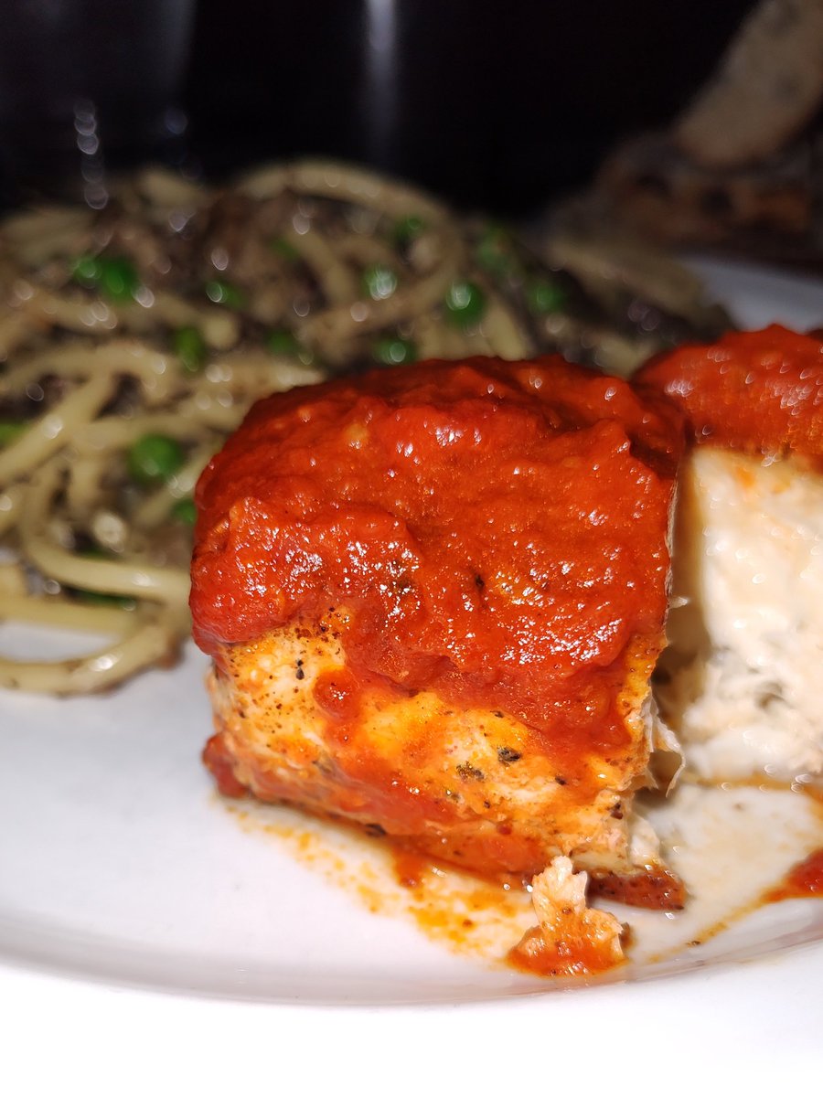 Autotrix24's tweet image. Cacio Pepe Funghi e Piselli with seared Halibut topped with @RaosHomemade
Vodka Sauce. 
Fresh Sourdough bread.
#ChefSteve 👩🏻‍🍳💜🤙🏻

open.spotify.com/track/66rROXfx…