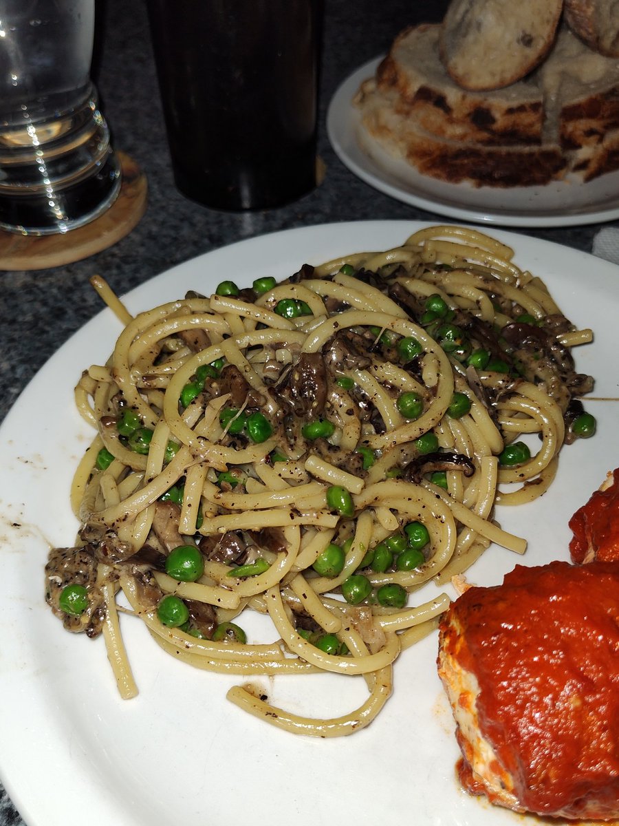 Autotrix24's tweet image. Cacio Pepe Funghi e Piselli with seared Halibut topped with @RaosHomemade
Vodka Sauce. 
Fresh Sourdough bread.
#ChefSteve 👩🏻‍🍳💜🤙🏻

open.spotify.com/track/66rROXfx…