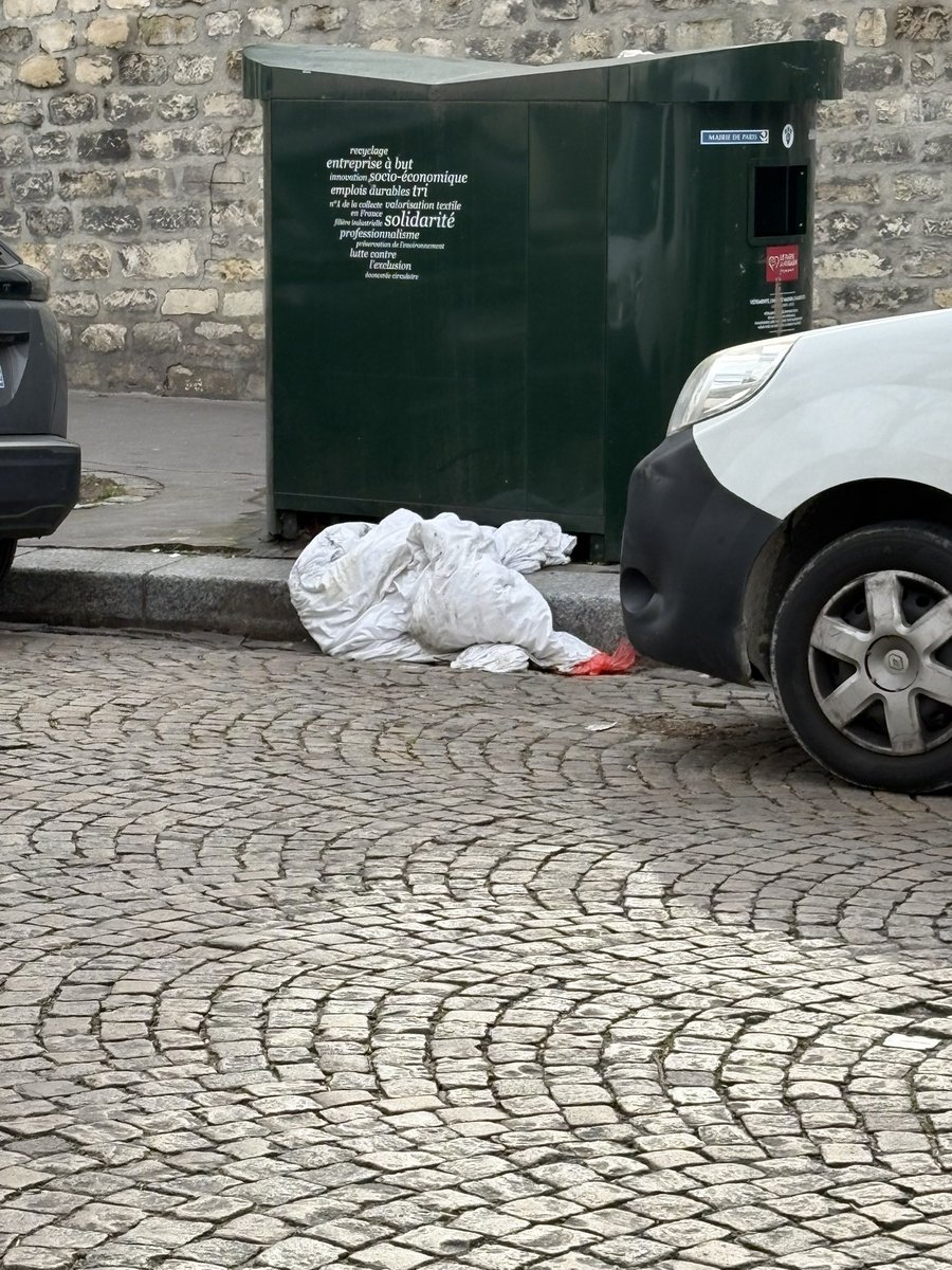 calphilippe's tweet image. #Montmartre #junot the  most beautiful avenue in #Paris18 
20k€/m2 😉
far from #EmilyInParis
Samedi 25/2/25  #saccageparis  #belliardisé 
La saleté fait partie de la doctrine bobos décroissante mais il y a de vélos ,alors no Pb👍
@EricLejoindre @fredbadina @datirachida