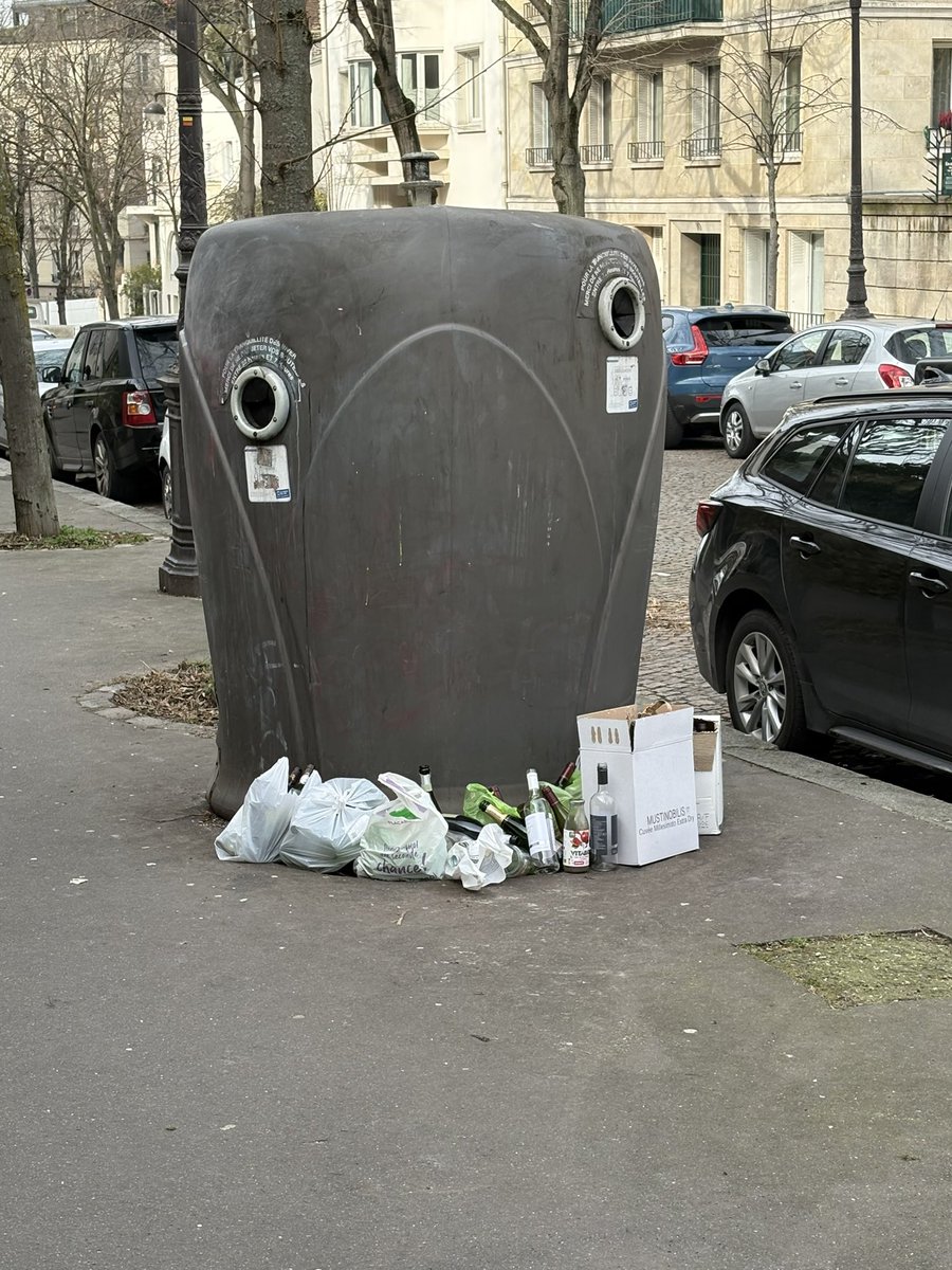 calphilippe's tweet image. #Montmartre #junot the  most beautiful avenue in #Paris18 
20k€/m2 😉
far from #EmilyInParis
Samedi 25/2/25  #saccageparis  #belliardisé 
La saleté fait partie de la doctrine bobos décroissante mais il y a de vélos ,alors no Pb👍
@EricLejoindre @fredbadina @datirachida