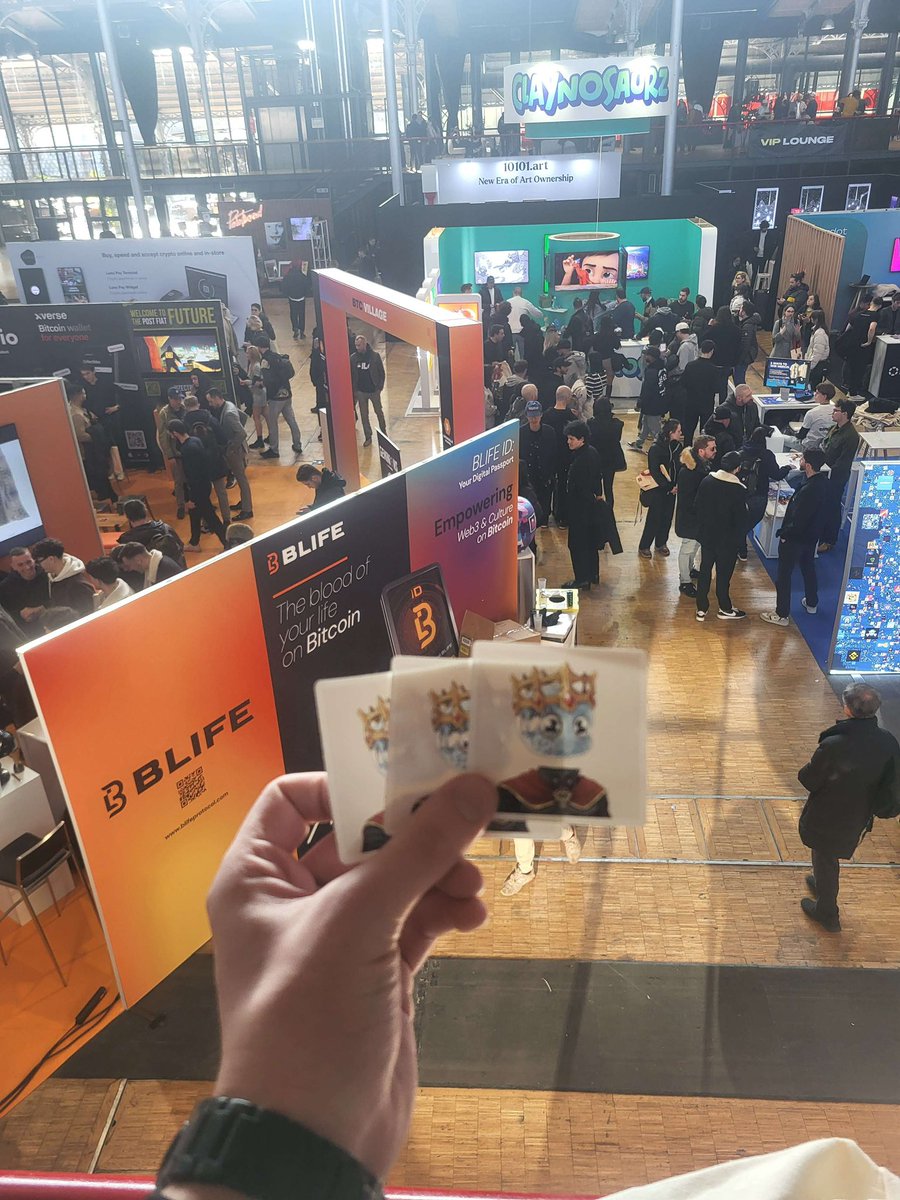 The Undercover Clear Agent was at NFT Paris… because the team never sleeps on its community😎🧊