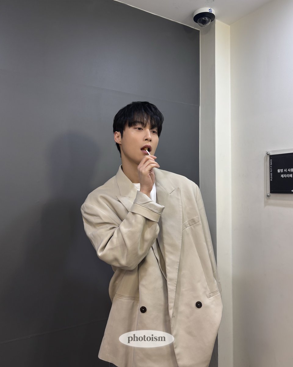 photoism_behind's tweet photo. [Hello, Cupcake!] #허남준

포토이즘 담당자의 요즘 큰 고민 ,, 💦

Q. 회사 사람들을 모두 허남준으로 바꾸려면 어떻게 해야 하나요?
허남준이 너무 좋은데 회사 사람들은 너무 보기 싫어요 ㅠㅠ
어떻게 하면 모든 남자를 허남준으로 바꿀 수 있나요 ,, ?

대학교에 허남준 같은 선배 없어서 실망한 대학생들아 ..
회사에 허남준 같은 사원주임대리과장팀장 없어요 😂

다같이 허남준만 바라보면 돼 🤎

#포토이즘 #허남준

ONLY IN PHOTOISM